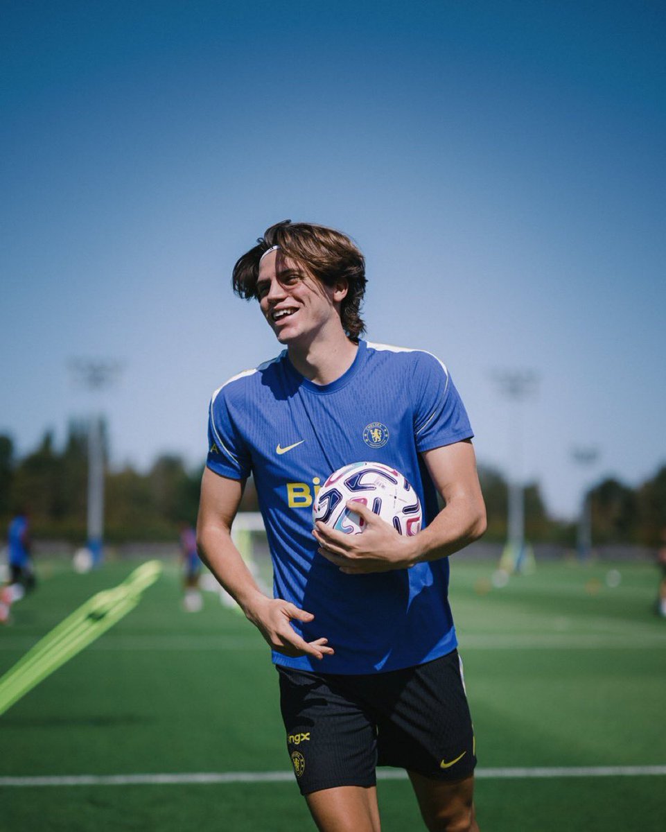 Palesstra's tweet photo. Out here grinning through every session, loving every step of this journey. Still growing, still chasing dreams, and slowly becoming exactly who I want to be. Just getting started. https://t.co/LBaQA6K4NF
