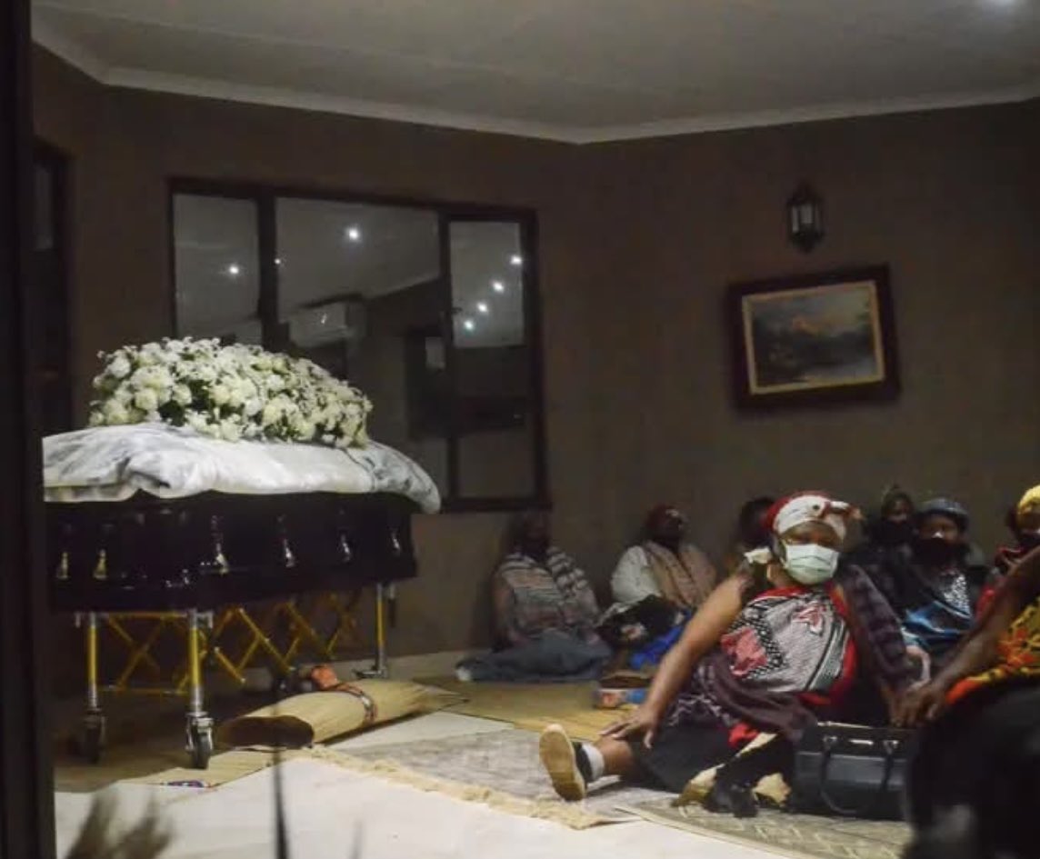 destiny_ndlovu's tweet photo. This tradition of sitting on the mattress when you’re mourning is how so many widows have lost their inheritances and assets. You’ll be confined to that mattress while people are busy removing your belongings. 😭 Cry in the lounge, my loves. Cry while holding your policy documents, title deeds, bank cards, and ALL the car keys. Protect your inheritance while you mourn!