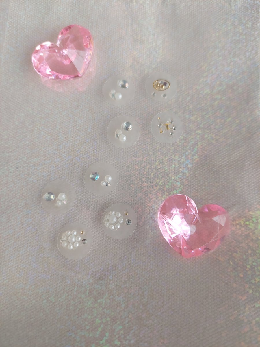 CreoJewelry's tweet photo. デコルテジュエリーシールは、マグネシウムとビタミンを含んでいるお洒落と美容を兼ね備えたジュエリーです💞

首元や鎖骨などに輝きをプラスできます✨️

マルシェまであと2日です。
施術の予約はDM までご連絡いただけると当日スムーズにご案内可能です。

#岩手イベント #マルシェイベント https://t.co/7haJDSKGxf