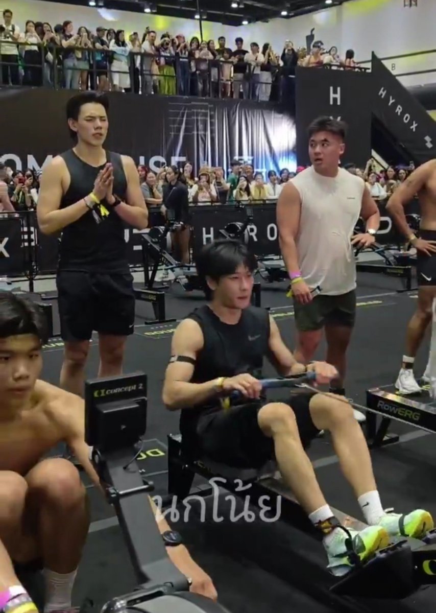 justmato_9716's tweet photo. พี่เสื้อขาวตอนยืนข้างอร.😄  
พี่เสื้อขาวตอนยืนข้างพี่อู๋ 😦 https://t.co/FBvdRRTDjJ