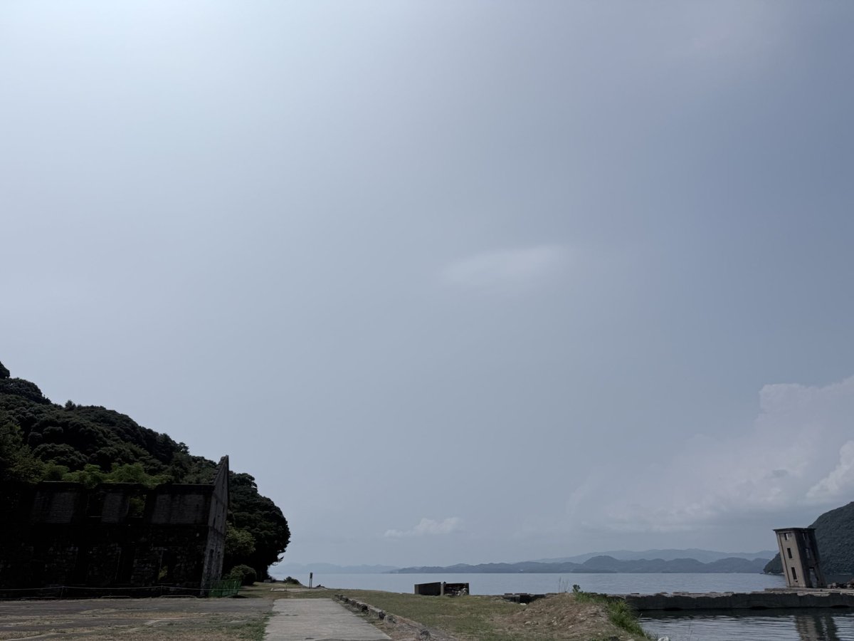 michiko_rin's tweet photo. 大崎半島の対岸に伸びた緑豊かな半島・片島。

戦争中、ここでは海軍工厰でつくられた魚雷の試験が行われていました。
※現在、片島魚雷発射試験場跡は一部立ち入り禁止です。

ここで合格した魚雷は、佐世保鎮守府に送られました。

#佐世保　#海軍 https://t.co/msdIkIqccN