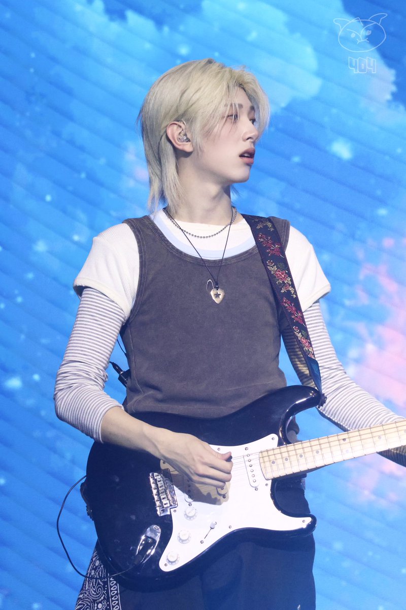 xvp4w's tweet photo. 260813 Deubut showcase

#에이든 #aydn 
#에스플릿 #splayit https://t.co/1p7Op5d08C