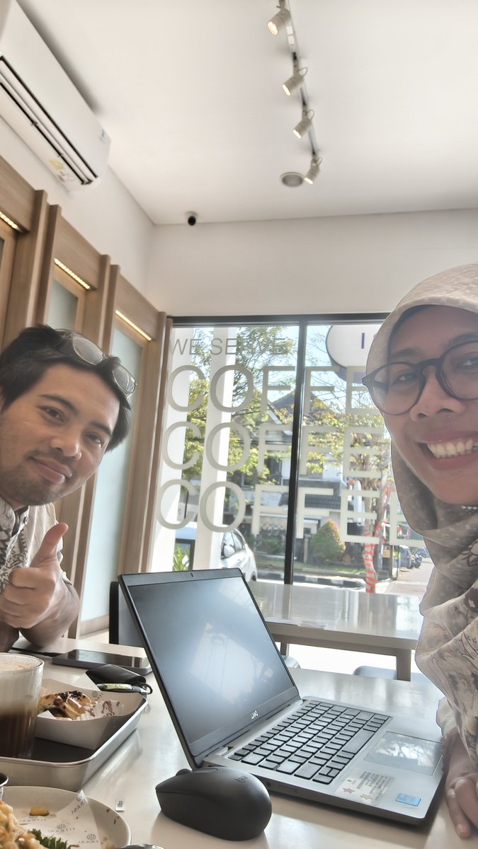 rkosana's tweet photo. Pagi drop mas Razka, lanjut ke Bank buat urus sesuatu, 08.30an dah online 😎
Lanjut wfc karena nungguin mas Razka pulang jam 10.40, sekalian kencan dech 🥰 https://t.co/me3ax0bxxz