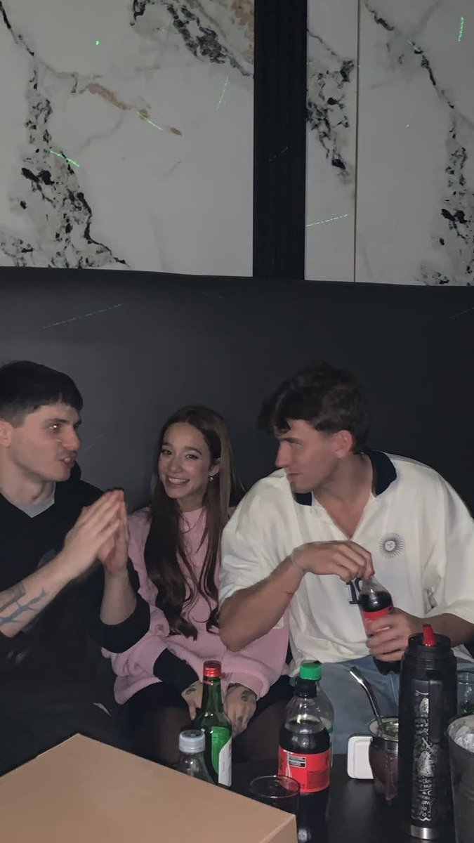 inspirespos's tweet photo. @marunguis @arianatorfriki te juro quede muda aca esta la foto completa https://t.co/uyRp9T1ZUM