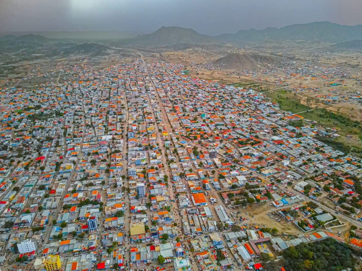 caraabiye's tweet photo. Tirada Dadka #Boorama Ku Nool Oo Gaadhay 600,000 Sida Ay Soo Saartay Daraasad Ay Samaysay Jaamacada Camuud.
Awdal is not only Borama
-Awdal over 21,000km2(square), it has only 32km paved raod
-Awdal pays to SNM system over 120 million dollars only for taxes nothing in return
-Awdal doesn't have Airport nort sea port
34 years of systematic economic embargo (qaaxoology)
WHEN YOU PPL WAKE UP TO THE REALITY?