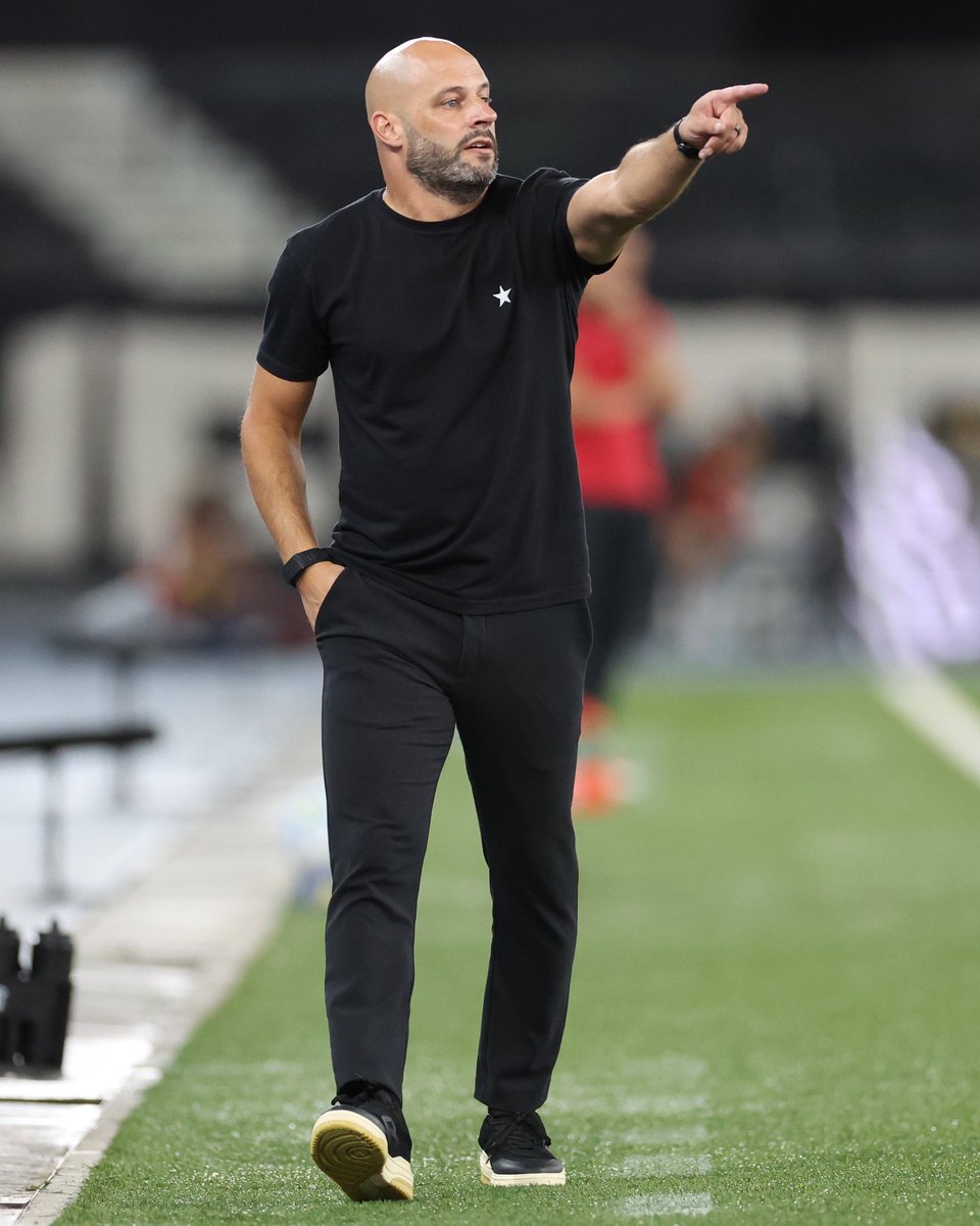 informafogo's tweet photo. 6x1. Não é mais sobre “se” demitir. É vergonha histórica o que esse cara fez hoje pelo Botafogo. Inimigo.

Franclim Carvalho não pode retornar ao Rio de Janeiro. Não tem atitude certa que faça o time tomar seis gols de um time do Peru.

Não é só ele: quem segurou e deu AUMENTO para esse cidadão precisa sair também. 

Um dos dias mais vergonhosos da história deste clube.