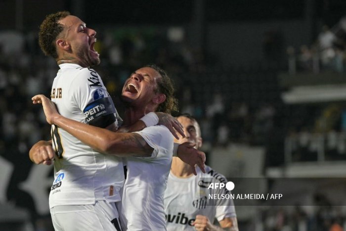 EsRojas's tweet photo. Neymar ilumina al Santos en la Copa Sudamericana.

Comandó, con dos asistencias, un triunfo 2-1 del equipo brasileño ante el Macará de Ecuador en Vila Belmiro, en la ida de los octavos de final. https://t.co/zr6uSemX8l @AFP @AFPespanol @AFPBrasil / Foto: Nelson Almeida https://t.co/ctRTw142s6