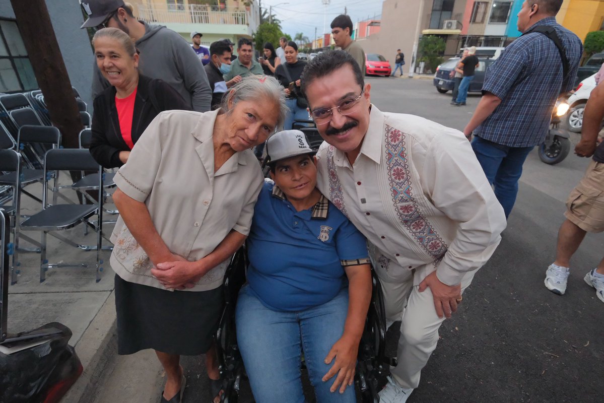 DrCarlosLomeli's tweet photo. La gente de Guadalajara quiere vivir bien. Quiere que lo suyo se cuide, que nadie decida por encima de ellos y que lo básico no falte en su casa. Eso es transformar.

Hoy, desde la colonia Cantarranas, seguimos escuchando y trabajando para que cada familia pueda abrir la llave y confiar en que tendrá lo necesario. ¡Sí podemos construir una Guadalajara donde lo que es del pueblo se cuide, se respete y se defienda!