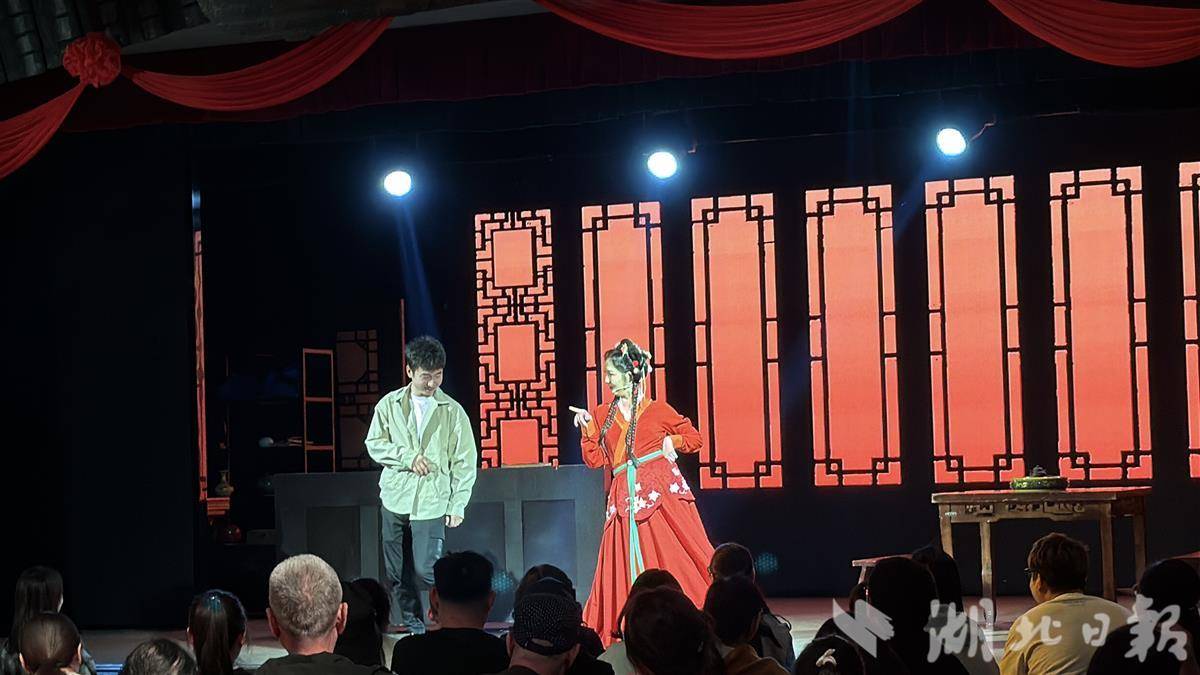 wooskyu8352's tweet photo. 家人们谁懂啊！脱口秀现场刚有人喊“演员炸场”，结果演员突然接“谢谢，这是我今天第17次被外卖小哥喊‘炸串好了’”，全场笑到差点掀翻话筒架 https://t.co/aYYK3LodnQ