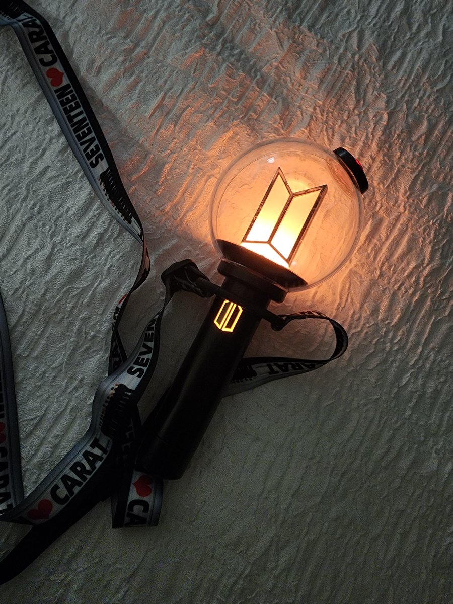laurho14's tweet photo. On D2 it stayed yellow all the way back from the stadium, to my 12am post concert snack pick up, back to my hotel, and until the batteries finally died around 2:30am https://t.co/y7hP1rwXUs