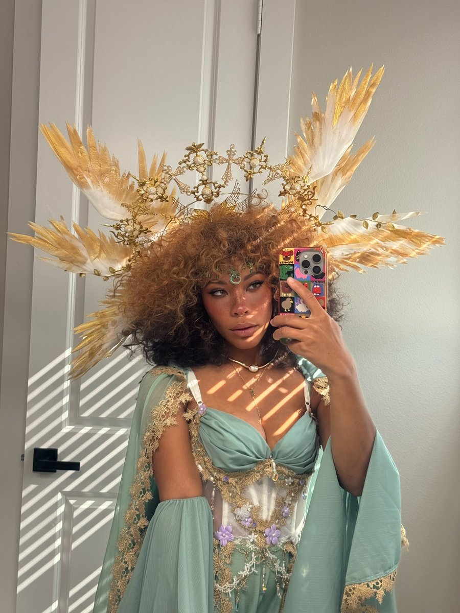 Kieraplease's tweet photo. heading to streamer prom dolo?🪽 https://t.co/L0joa1ckuw https://t.co/pb6YuPl8Dq