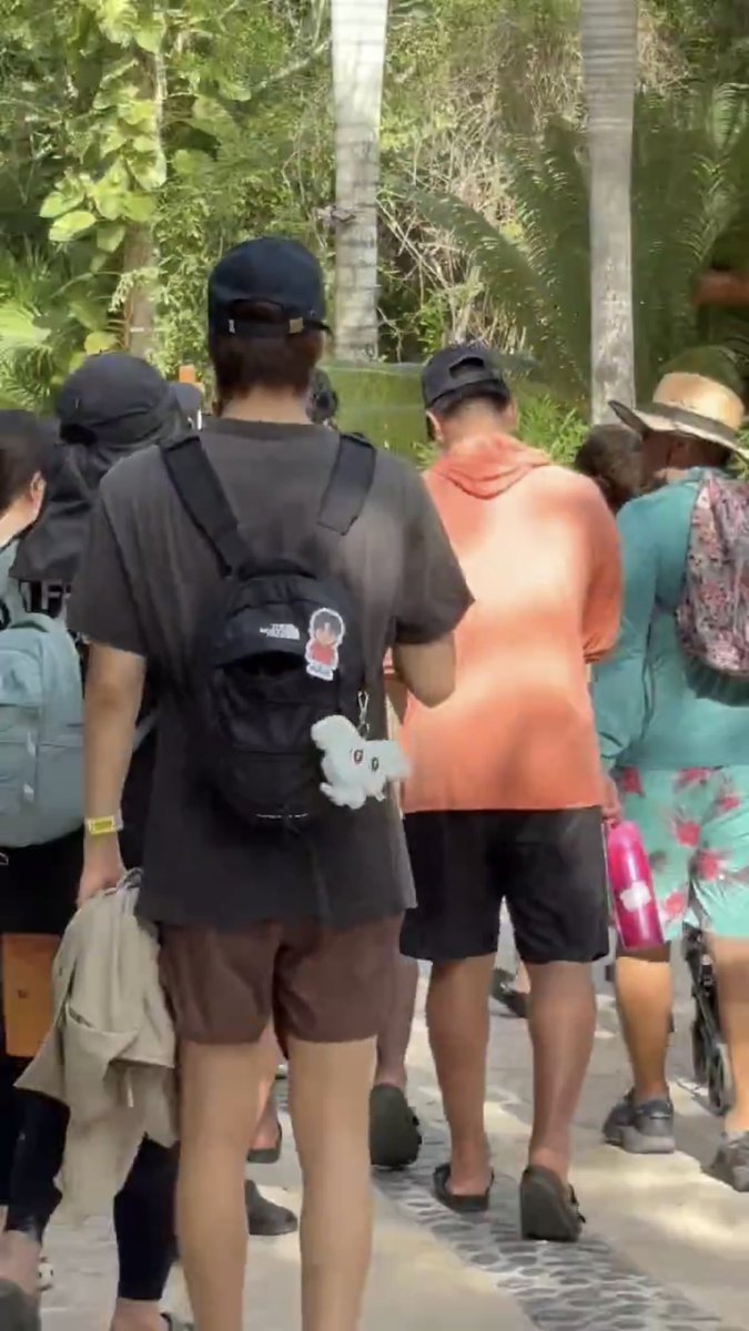 xunhuas's tweet photo. Sehun and Jongin are likely filming for the travel variety show ‘World Dice Tour Season 4’ now since they were both spotted with the Guroomhui plush keyring on their bags!

Jongin is filming with his travel partner Pani Bottle in Mexico while Sehun is with another cast in Africa~ https://t.co/ujmmmuyRZq