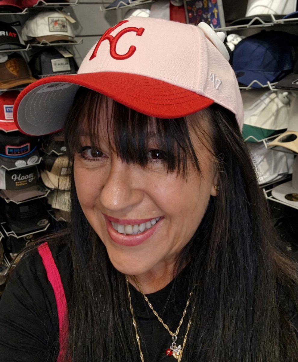 13MELINABOBINA's tweet photo. Just me shopping for lids at @OakParkMall https://t.co/ws77WolYGO