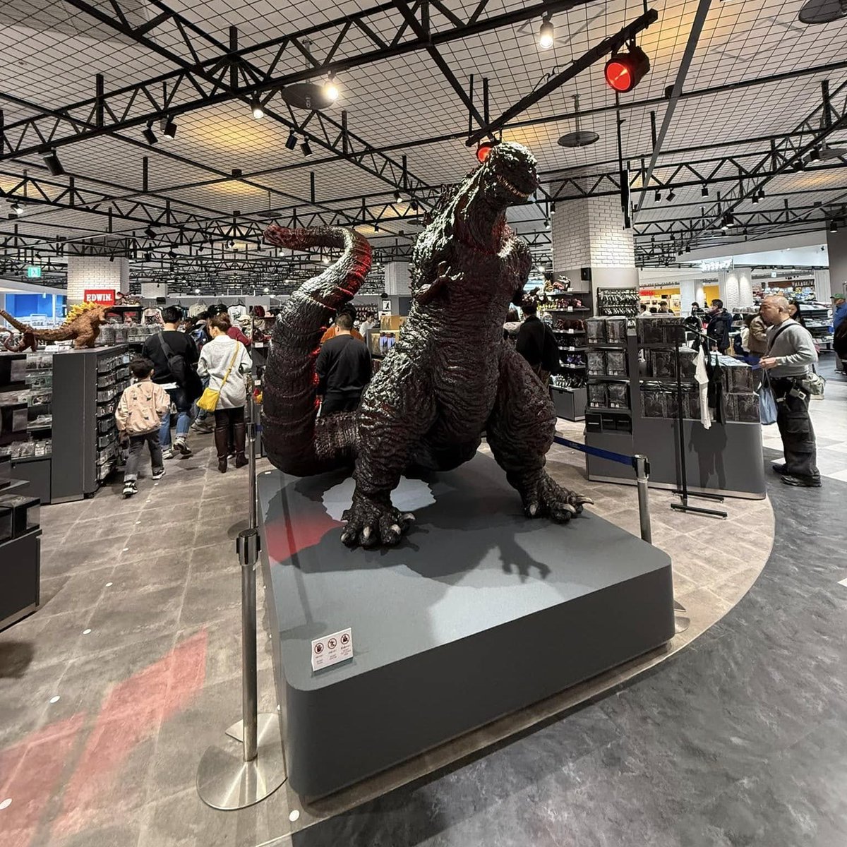 davidzavaglia's tweet photo. RDV ce Samedi à 1OH45 du mat🇫🇷 en Live à Tokyo 😃
Debrief du Comiket + le DERNIER au revoir au Gundam géant qui va être démonté + One Piece Store + Godzilla Store + Figurines + Goodies + magnifique Odaiba by night, Viendez 😉
https://t.co/biCZhLLZRd https://t.co/gqR6WynLrK