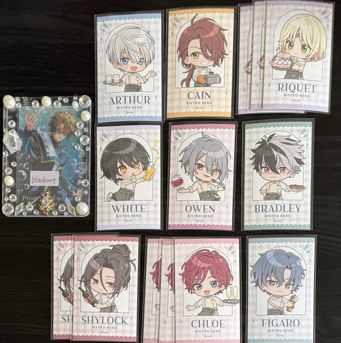 blackxxxt's tweet photo. 【譲渡/交換】魔法使いの約束 まほやく ビストロネロ カード

譲→アーサー 〇カイン リケ ホワイト ☆オーエン 〇ブラッドリー 〇シャイロック クロエ ☆フィガロ
求→定価＋送料またはネロ ファウスト

☆は無印を同数～お迎えお願いいたします
〇は無印含むお取引優先
↓ https://t.co/huS6dPggym