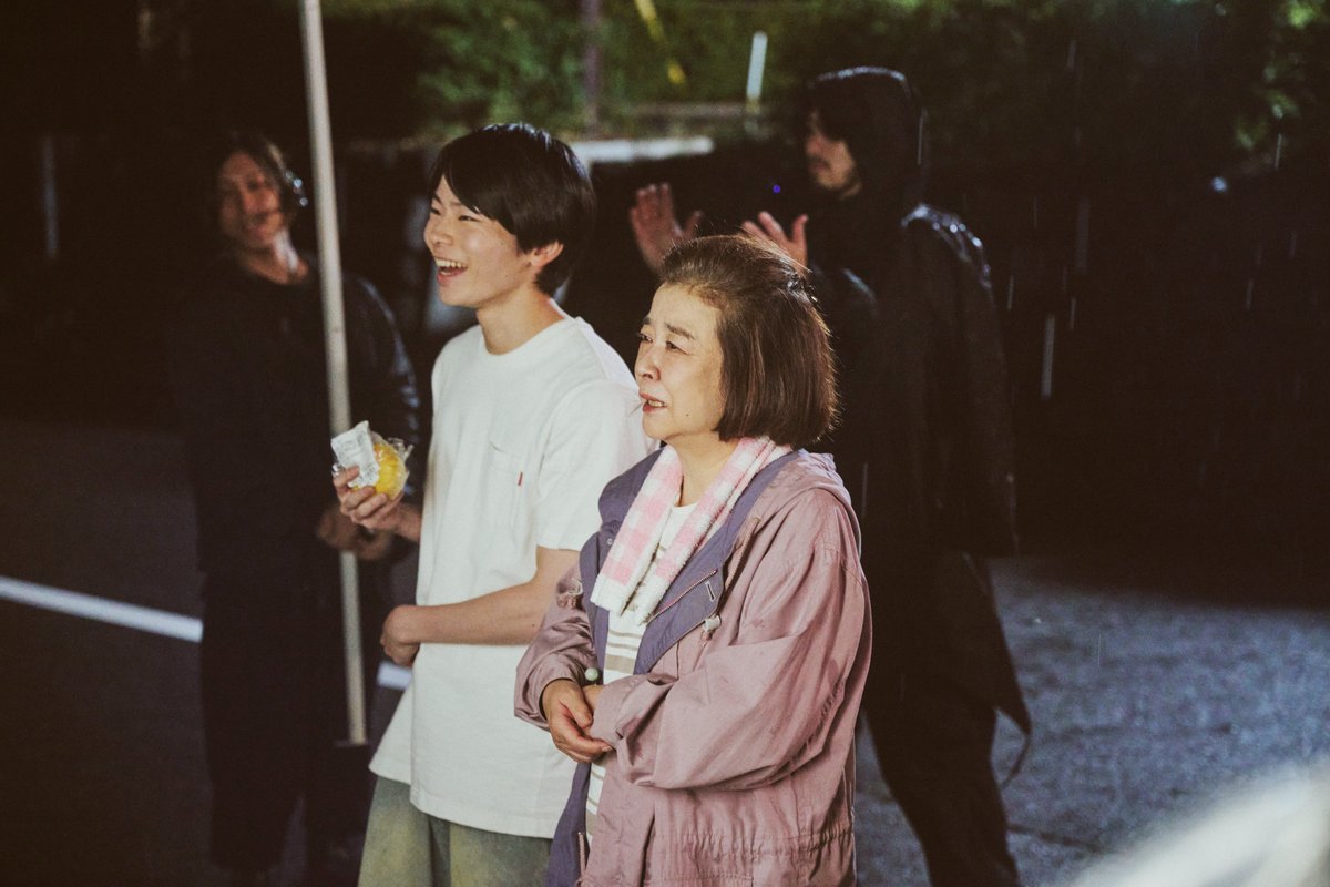 TAXIATER_movie's tweet photo. 【人気コラムの再掲載✍🏻】

　˗ˋˏ　そして、親子になる　ˎˊ˗

本作品は、とある駐車場で偶然出会った悠生（#林裕太）とみどり（#岸本加世子）の一晩の物語ですが、家族や親子、「帰る場所」とは、一体何だろうかと非常に考えさせられる作品でした。

撮影現場の林裕太さんと岸本加世子さんからも、夜を徹しての撮影の間、本物の親子のような仲睦まじい会話や、笑い声が聴こえて来ました。撮影終了時、岸本さんは林さんのことを「息子」だと仰っていました。

一つの作品に向き合うとは、ここまで強く心を通わせる営みなのだと、改めて実感したエピソードです。
（撮影：髙木美佑）

遂に明日より豪華製作・俳優陣の手掛ける珠玉の短編映画集「TAXIATER」（3作品）の劇場上映が始まります🎉🎉🎉（同日より公式グッズの現地販売も開始）
https://t.co/tyOZ4eLyIB #TAXIATER