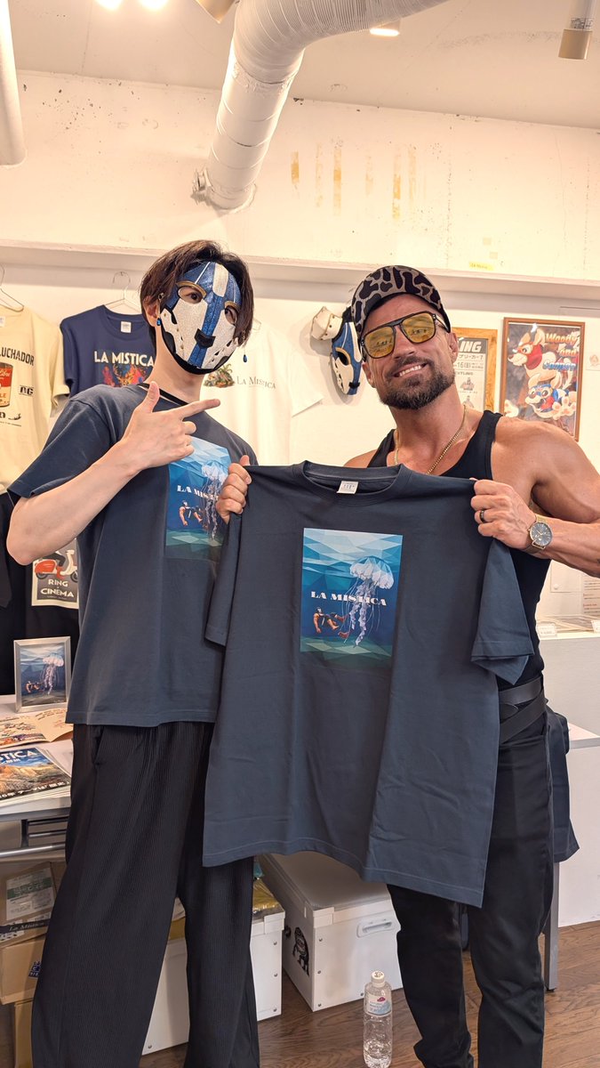 LaMistica_shop's tweet photo. #プロレス芸術祭 ８日目！

🚨最終日16日は15時まで🚨
土日は混み合いますよー！

昨日はマーティ・スカル選手(@MartyScurll)がご来場されました☂️
全ての部屋を見て下さってありがとう御座いました！
クラゲTたくさん着てください！🪼 https://t.co/MTaMm92Dpb