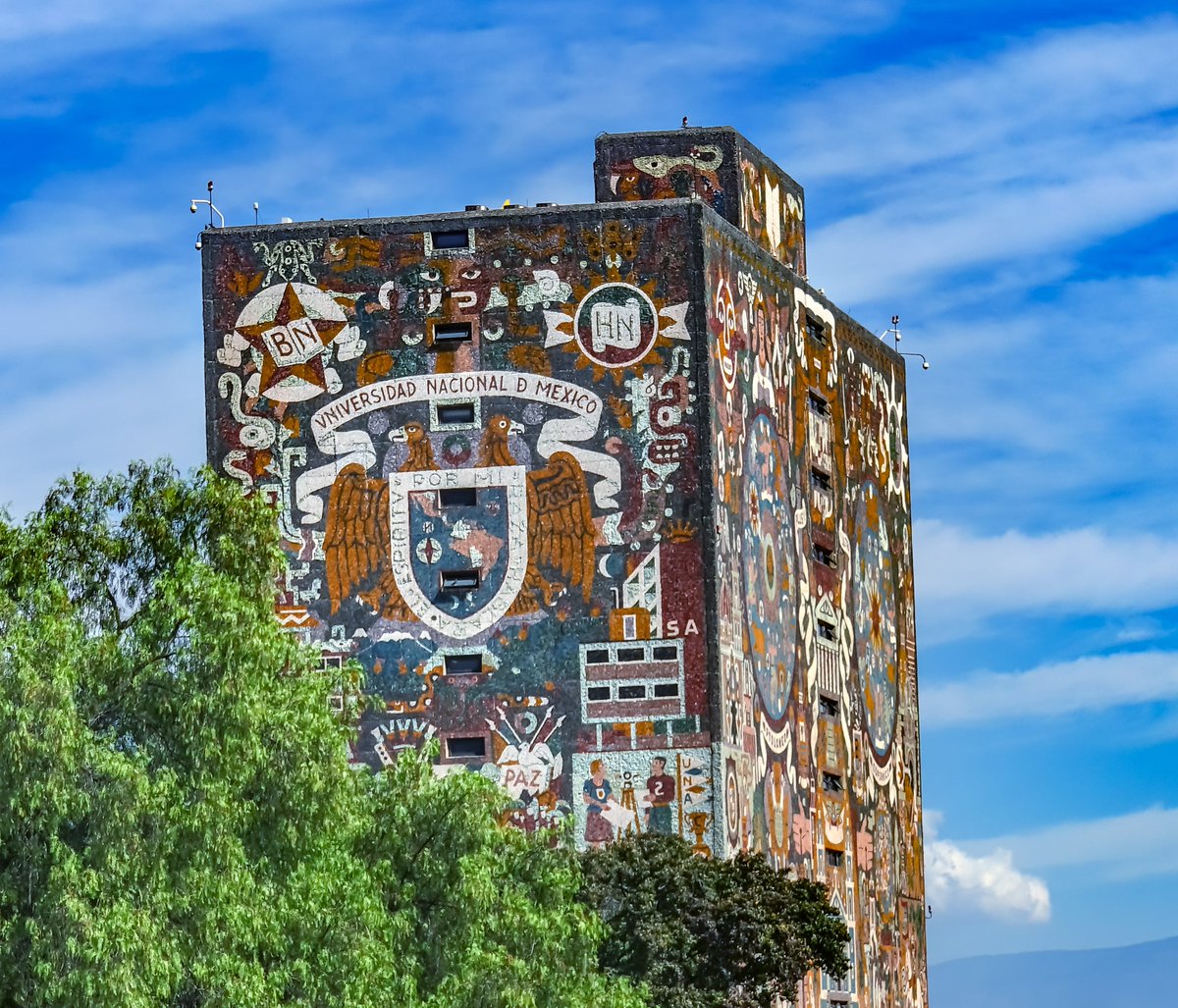 contralinea's tweet photo. ¿Quiénes son los verdaderos tramposos de la UNAM?
Pablo Carlos Rojas Gómez (@pablocarlos_22)

Tanto se ha culpado a las y los aspirantes de la Universidad Nacional Autónoma de México que hicieron #trampa en el examen de ingreso, que se ha ocultado cuáles son los verdaderas trampas que no se dicen: la primera es la #narrativa de la meritocracia, cuando en el fondo el examen es un instrumento de #exclusión; la segunda es que los verdaderos decisores del #examen fueron el #rector y las élites de la universidad; la tercera es que los concursos de ingreso a docentes de tiempo completo están amañados, lo que incluye el Subprograma de Incorporación de Jóvenes Académicos que otorga las plazas por medio de los dedazos de los directores; y la cuarta reside en el #gobierno universitario antidemocrático, que más bien se sostiene sobre las élites de #poder ideológico-político

Es bien sabido que la Universidad Nacional Autónoma de México (@UNAM_MX) atraviesa por una #crisis aguda a partir de que se hizo público que numerosos aspirantes hicieron trampa en el último examen de ingreso, al obtener puntajes inusitadamente altos. Hacer trampa no está bien, no los justifico, pero es cierto que lo hicieron en el marco de un #modelo estructuralmente #tramposo. A ellas y ellos se les está echando toda la culpa de un #esquema que está fabricado a partir de #artimañas y #engaños que se niegan a admitir quienes dirigen la universidad.

La primera y más evidente es la trampa de hacerles creer que el examen mide #conocimientos y quienes no pasan son “burros”, cuando realmente es solo un recurso que sirve para excluir a quienes memorizan menos, a quienes no pudieron acceder a un curso de preparación por falta de #dinero, de tiempo o de #comprensión, o a quienes acarrean #rezagos e indiferencias desde niveles anteriores...

Puedes continuar tu lectura en: https://t.co/P0U0mxNNnU

#ContralíneaTV #PeriodismodeInvestigación
👇🏼Encuentra toda la información en👇🏼
https://t.co/IwdMAg7RPL