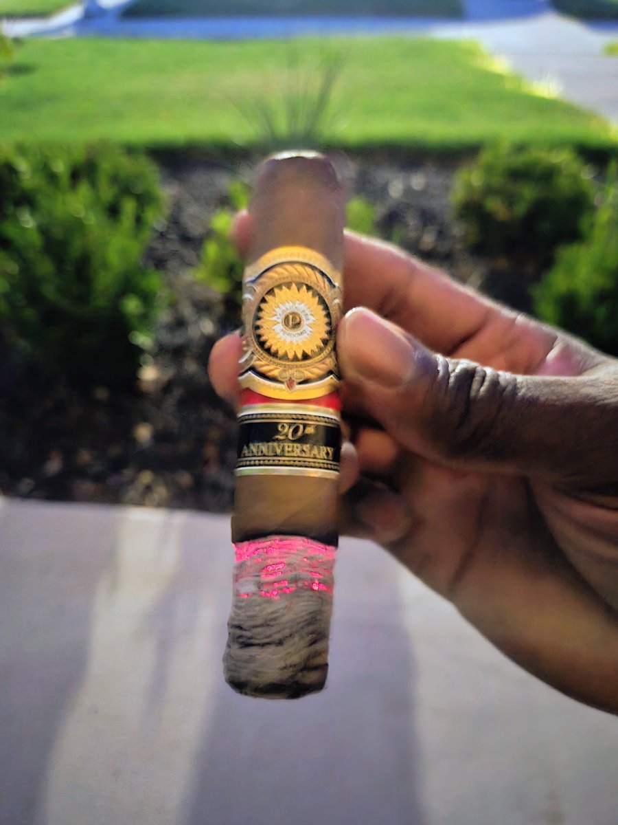 AntMan2270's tweet photo. A late smoke today it was a hot one 102° here in Texas #cigar #cigars #cigarlife #cigarlovers https://t.co/oaI97m1IkK