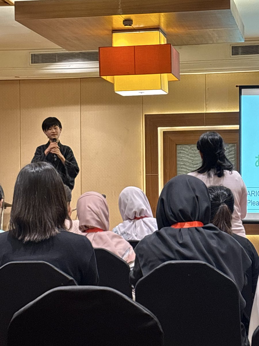 uo_uo_uu's tweet photo. 昨日からマレーシアに来ています🇲🇾
今日はマレーシアの大学の先生や中高生へ落語の小噺の授業を１時間しました！緊張しましたが皆さん真剣に聞いてくださり、今までたくさん本や実演で学んだものを伝えられて嬉しかったです！
明日は大学で落語をします。頑張ります！ https://t.co/xx4fwvviyT