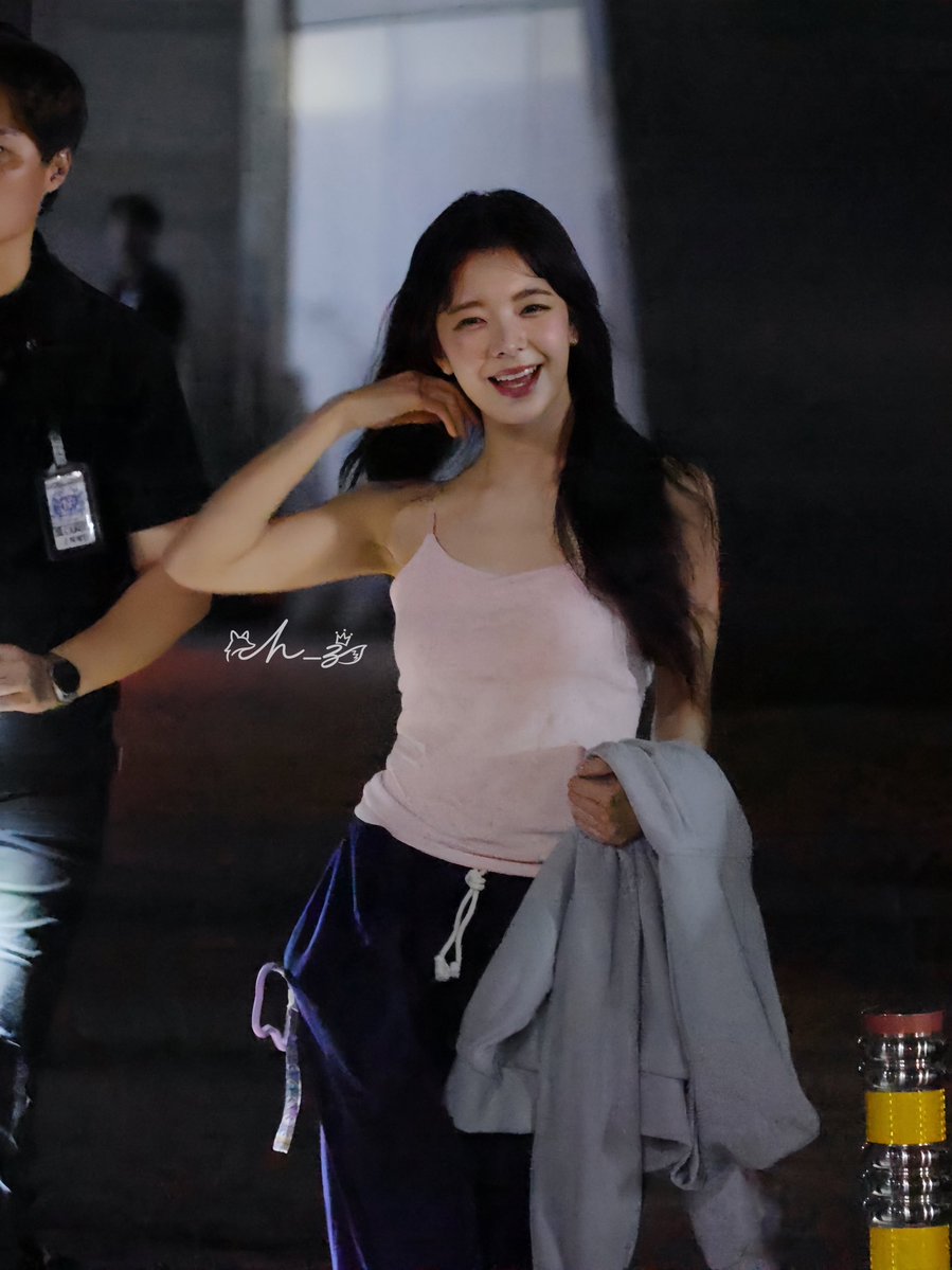 ch_z0933's tweet photo. 20260809 5th FM
Lia蹦蹦跳跳的下班路

#ITZY #있지 #LIA #리아 https://t.co/FvZy3WUJIZ
