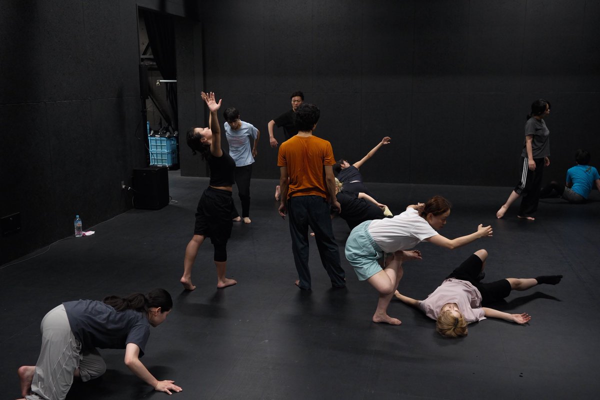 fxHtoHgBro6t2JA's tweet photo. akakilike
“空間を聴く、見えてるものしか見ない。踊りの先の踊りの技術”ワークショップショーイング
今週末15.16発表です。
参加いただいている13名のダンサーたちとここまでの怒涛の三日間を経てきました。
今そこに立てるギリギリの身体を見ていただけましたら幸いです。

https://t.co/giBbbSjkRi https://t.co/jR5ghuJZfA