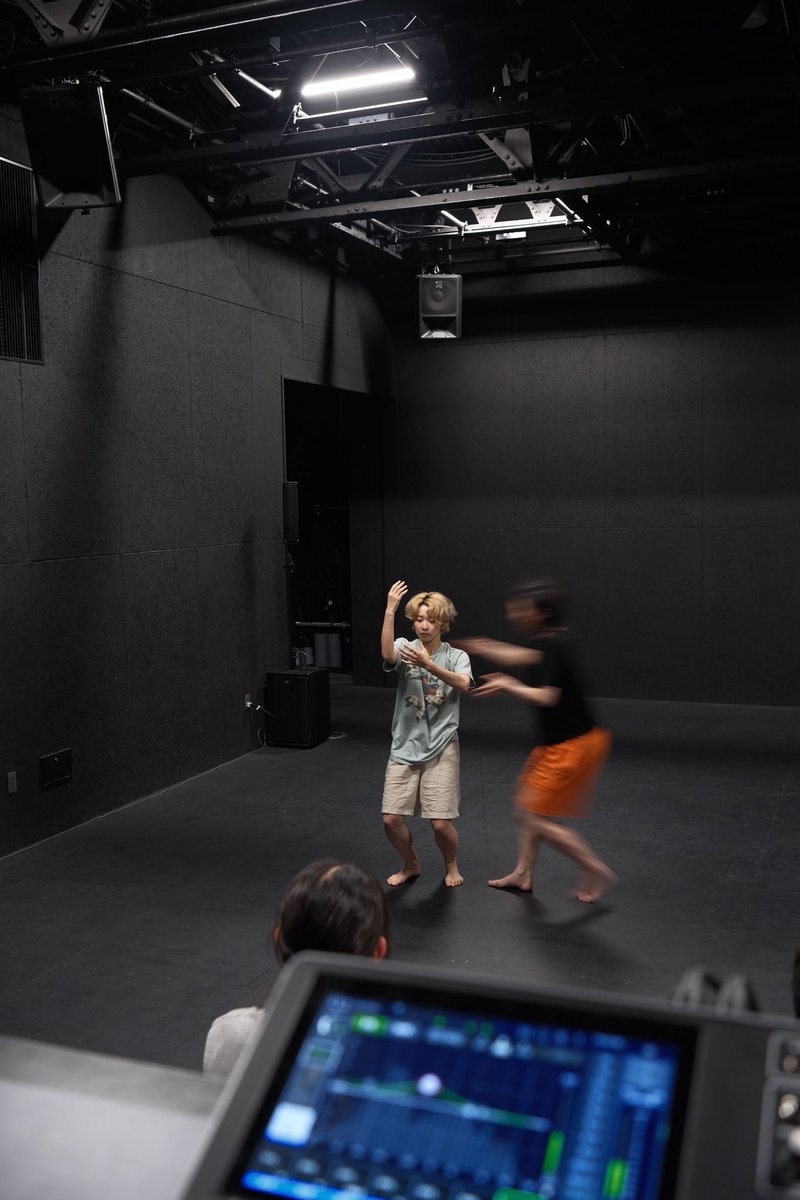 fxHtoHgBro6t2JA's tweet photo. akakilike
“空間を聴く、見えてるものしか見ない。踊りの先の踊りの技術”ワークショップショーイング
今週末15.16発表です。
参加いただいている13名のダンサーたちとここまでの怒涛の三日間を経てきました。
今そこに立てるギリギリの身体を見ていただけましたら幸いです。

https://t.co/giBbbSjkRi https://t.co/jR5ghuJZfA