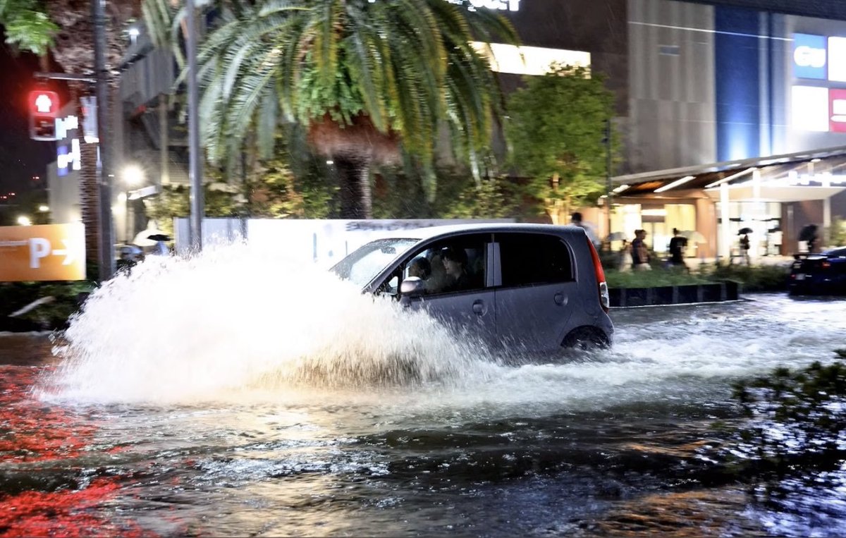GPhev's tweet photo. 千葉豪雨
なぜ冠水路でスピード出すのか
理解不能だ
エンジンがどこから吸気しているのか考えもしないのだろうか？
冠水路走行は水深が深い場合は時速5キロ以下で走行するのが基本
これは教習所で教えないと理解できないのか？困ったもんだな
#千葉 #線状降水帯 #水没 https://t.co/wy0kUZElNq