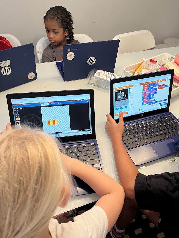 stemkidsnyc's tweet photo. 🚀 A STEM-filled Thursday at the STEMXplorers Innovation Lab! Our coders wrapped up CodeSpark &amp; Microsoft MakeCode multiplayer functions 💻, while our engineers built marble mazes, water-moving airplane launchers, paper bag kites &amp; fidget toys! ✈️🧩
#STEM #Coding #Engineering https://t.co/RZ5DFrwLzw