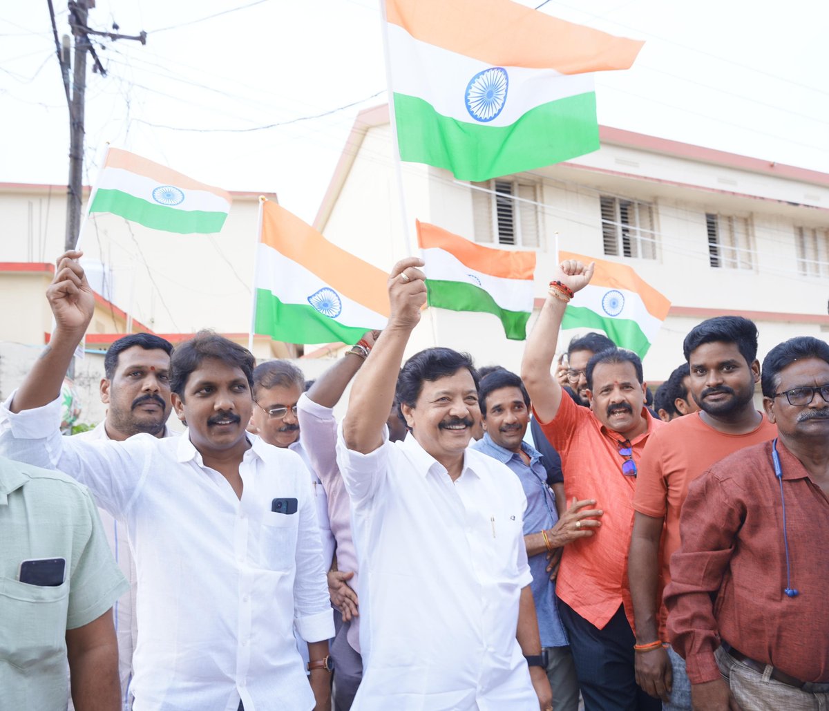 kanduladurgesh's tweet photo. నిడదవోలు నియోజకవర్గం ఉండ్రాజవరంలో నిర్వహించిన "తిరంగా ర్యాలీ"లో జాతీయ జెండాను చేతబూని ప్రజలు, నాయకులు, కార్యకర్తలతో కలిసి పాల్గొనడం ఎంతో ఆనందంగా అనిపించింది. ‘భారత్ మాతాకీ జై’ నినాదాలతో మారుమోగిన ఈ ర్యాలీ దేశభక్తి స్ఫూర్తిని ప్రతిబింబించింది.

80వ స్వాతంత్ర్య దినోత్సవాన్ని పురస్కరించుకుని రాష్ట్ర ప్రజలకు, నిడదవోలు నియోజకవర్గ ప్రజలందరికీ హృదయపూర్వక ముందస్తు స్వాతంత్ర్య దినోత్సవ శుభాకాంక్షలు తెలియజేస్తున్నాను.

దేశ స్వాతంత్ర్యం కోసం ప్రాణాలను సైతం త్యాగం చేసిన మహనీయుల త్యాగాలను స్మరించుకుంటూ, వారి ఆశయాలను ముందుకు తీసుకెళ్లేందుకు ప్రతి ఒక్కరం కృషి చేయాలి. అభివృద్ధి, ఆత్మగౌరవం, సమగ్ర ప్రగతితో కూడిన భారతదేశ నిర్మాణంలో భాగస్వాములం కావాలి.

గౌరవ ప్రధానమంత్రి శ్రీ నరేంద్ర మోదీ గారి ‘వికసిత్ భారత్–2047’, గౌరవ ముఖ్యమంత్రి శ్రీ నారా చంద్రబాబు నాయుడు గారి ‘స్వర్ణాంధ్ర–2047’ లక్ష్యాల సాధనకు ప్రతి ఒక్కరూ కృషి చేయాలని కోరుకుంటున్నాను.