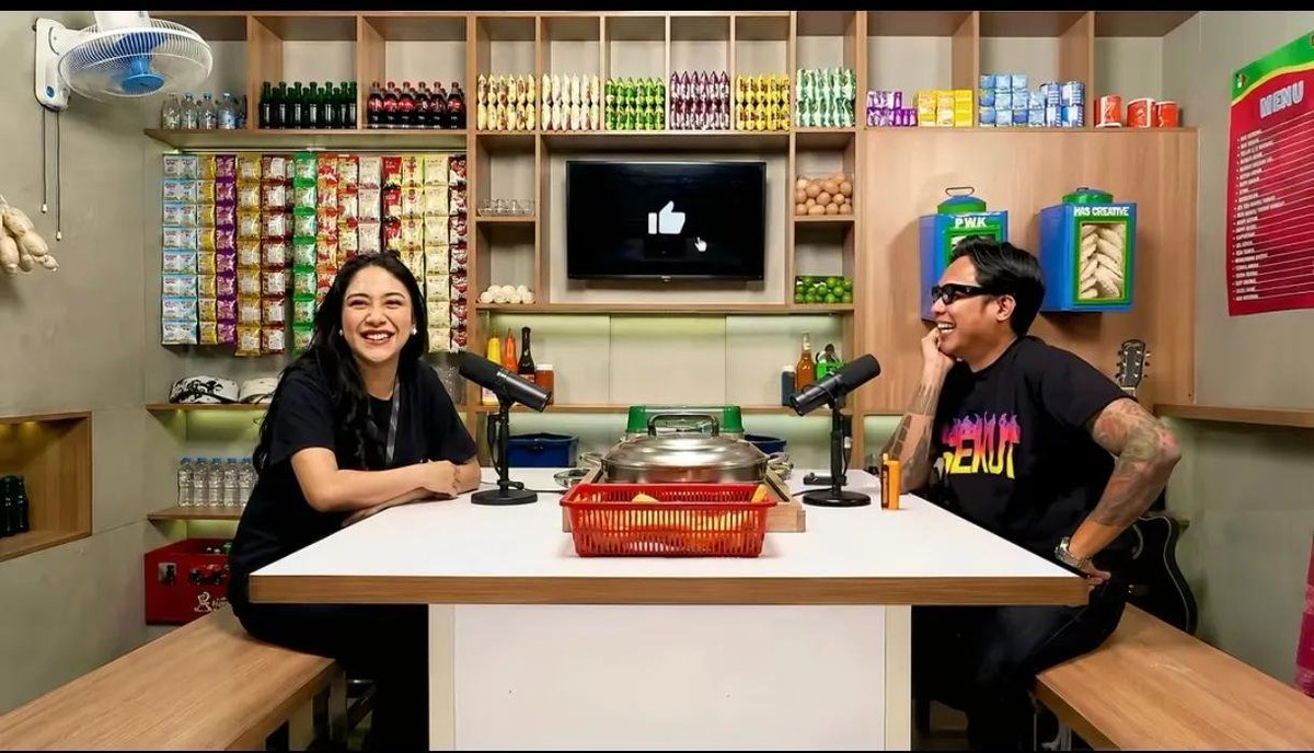 txtruangpodcast's tweet photo. 🧔🏻: "mau kemana nak?"

👩🏻: "mau podcast pih"

🧔🏻 : "podcast mana?"

👩🏻 : "PWK pih"

🧔🏻: "duh jadi kangen nak gofar" https://t.co/iG3ceGnzul