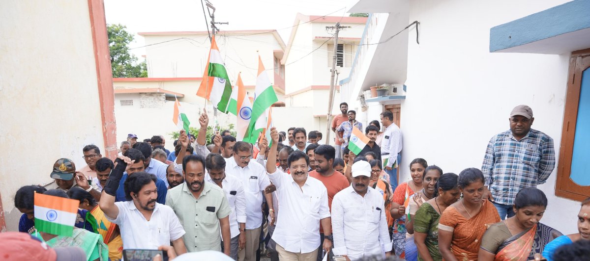 kanduladurgesh's tweet photo. నిడదవోలు నియోజకవర్గం ఉండ్రాజవరంలో నిర్వహించిన "తిరంగా ర్యాలీ"లో జాతీయ జెండాను చేతబూని ప్రజలు, నాయకులు, కార్యకర్తలతో కలిసి పాల్గొనడం ఎంతో ఆనందంగా అనిపించింది. ‘భారత్ మాతాకీ జై’ నినాదాలతో మారుమోగిన ఈ ర్యాలీ దేశభక్తి స్ఫూర్తిని ప్రతిబింబించింది.

80వ స్వాతంత్ర్య దినోత్సవాన్ని పురస్కరించుకుని రాష్ట్ర ప్రజలకు, నిడదవోలు నియోజకవర్గ ప్రజలందరికీ హృదయపూర్వక ముందస్తు స్వాతంత్ర్య దినోత్సవ శుభాకాంక్షలు తెలియజేస్తున్నాను.

దేశ స్వాతంత్ర్యం కోసం ప్రాణాలను సైతం త్యాగం చేసిన మహనీయుల త్యాగాలను స్మరించుకుంటూ, వారి ఆశయాలను ముందుకు తీసుకెళ్లేందుకు ప్రతి ఒక్కరం కృషి చేయాలి. అభివృద్ధి, ఆత్మగౌరవం, సమగ్ర ప్రగతితో కూడిన భారతదేశ నిర్మాణంలో భాగస్వాములం కావాలి.

గౌరవ ప్రధానమంత్రి శ్రీ నరేంద్ర మోదీ గారి ‘వికసిత్ భారత్–2047’, గౌరవ ముఖ్యమంత్రి శ్రీ నారా చంద్రబాబు నాయుడు గారి ‘స్వర్ణాంధ్ర–2047’ లక్ష్యాల సాధనకు ప్రతి ఒక్కరూ కృషి చేయాలని కోరుకుంటున్నాను.
