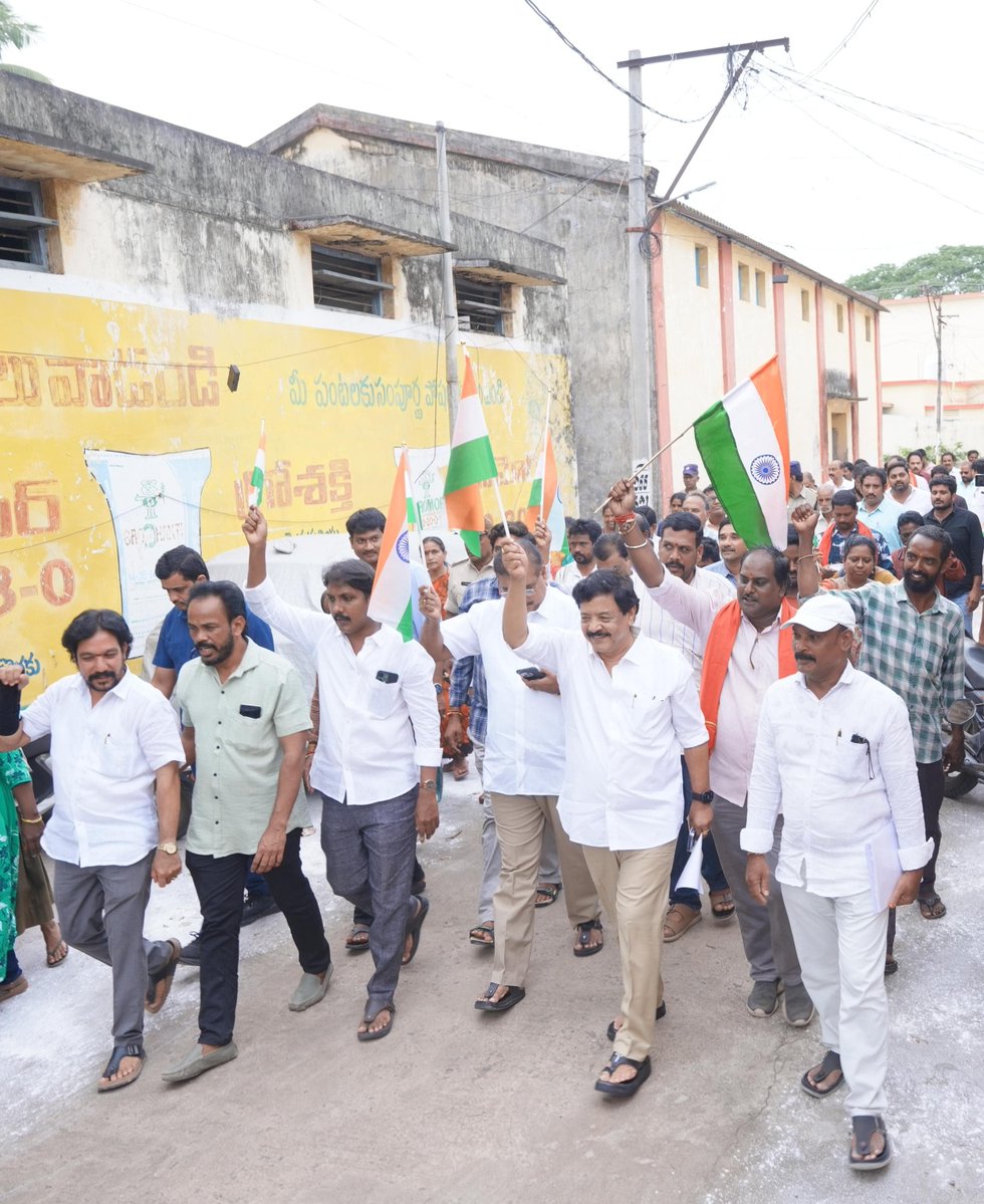 kanduladurgesh's tweet photo. నిడదవోలు నియోజకవర్గం ఉండ్రాజవరంలో నిర్వహించిన "తిరంగా ర్యాలీ"లో జాతీయ జెండాను చేతబూని ప్రజలు, నాయకులు, కార్యకర్తలతో కలిసి పాల్గొనడం ఎంతో ఆనందంగా అనిపించింది. ‘భారత్ మాతాకీ జై’ నినాదాలతో మారుమోగిన ఈ ర్యాలీ దేశభక్తి స్ఫూర్తిని ప్రతిబింబించింది.

80వ స్వాతంత్ర్య దినోత్సవాన్ని పురస్కరించుకుని రాష్ట్ర ప్రజలకు, నిడదవోలు నియోజకవర్గ ప్రజలందరికీ హృదయపూర్వక ముందస్తు స్వాతంత్ర్య దినోత్సవ శుభాకాంక్షలు తెలియజేస్తున్నాను.

దేశ స్వాతంత్ర్యం కోసం ప్రాణాలను సైతం త్యాగం చేసిన మహనీయుల త్యాగాలను స్మరించుకుంటూ, వారి ఆశయాలను ముందుకు తీసుకెళ్లేందుకు ప్రతి ఒక్కరం కృషి చేయాలి. అభివృద్ధి, ఆత్మగౌరవం, సమగ్ర ప్రగతితో కూడిన భారతదేశ నిర్మాణంలో భాగస్వాములం కావాలి.

గౌరవ ప్రధానమంత్రి శ్రీ నరేంద్ర మోదీ గారి ‘వికసిత్ భారత్–2047’, గౌరవ ముఖ్యమంత్రి శ్రీ నారా చంద్రబాబు నాయుడు గారి ‘స్వర్ణాంధ్ర–2047’ లక్ష్యాల సాధనకు ప్రతి ఒక్కరూ కృషి చేయాలని కోరుకుంటున్నాను.