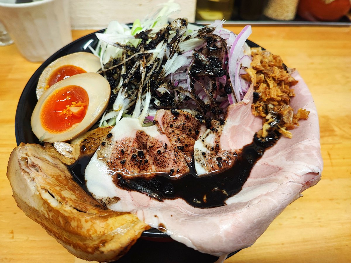 nami_kage1021's tweet photo. 聖蹟桜ヶ丘　GYUTON
限定冷やしマー油まぜそば大盛＋ロース２枚

冷やしマー油を食べにサンモニ会メンバーとPP待機✨️
今日はロース肉がかなり良いらしい🐷
甘めの醤油タレにしっかり苦味の効いたマー油を混ぜ混ぜしパクリ🍜
うめぇ～🤯
甘苦にキンキンに冷えた太麺がめっちゃ合う🤤
これは癖になる😍 https://t.co/DoDKuFASmq