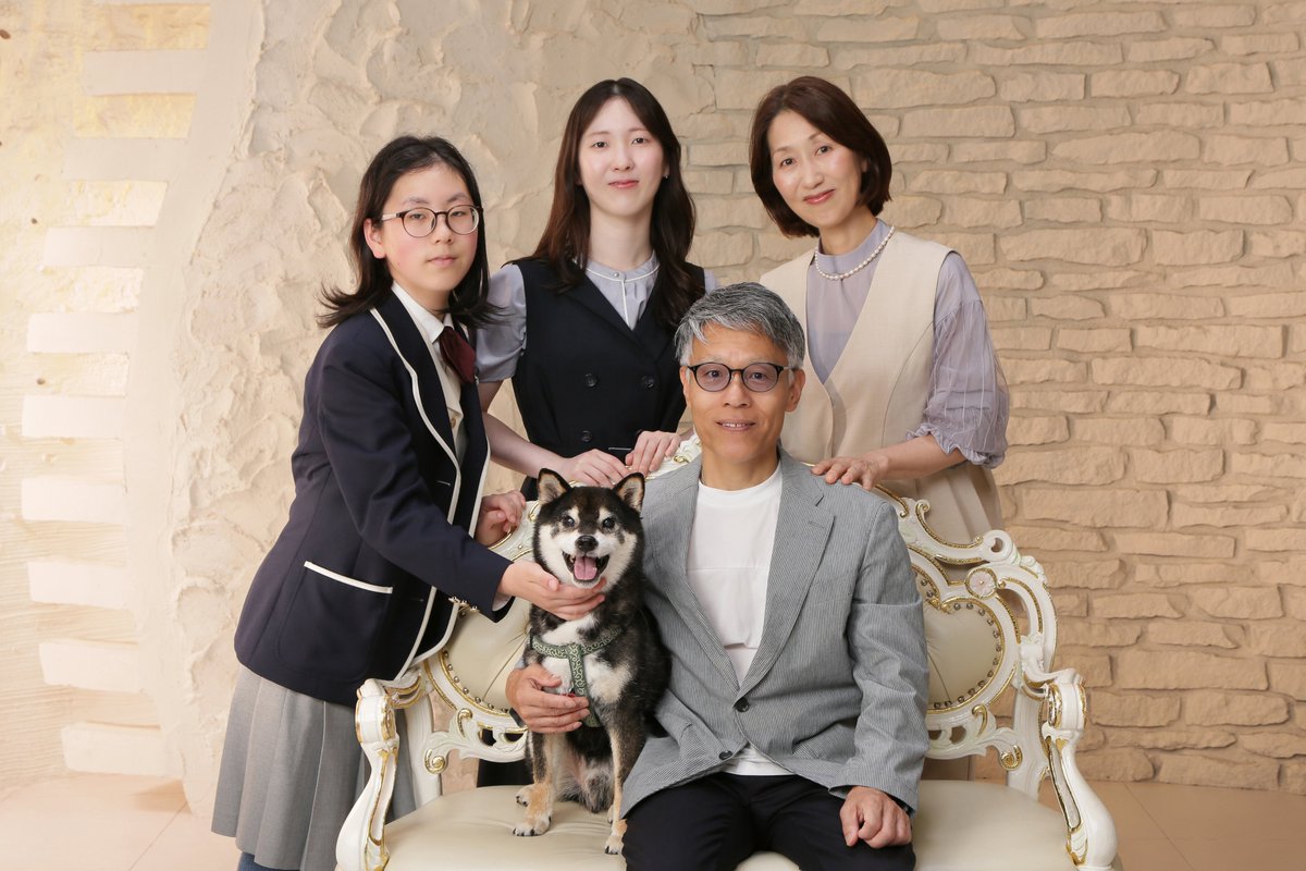 yakushi_studio's tweet photo. 子どもの成長とともに、家族全員が揃って写真を撮る機会は、少しずつ減っていくもの。

だからこそ、年に一度の「家族写真」を残しませんか？📷

お子さまの成長はもちろん、家族みんなの今を残す大切な一枚。
大切なペットも一緒に撮影OKです

毎年一枚ずつ、家族の思い出を増やしていきませんか？ https://t.co/w0zF21zM4M