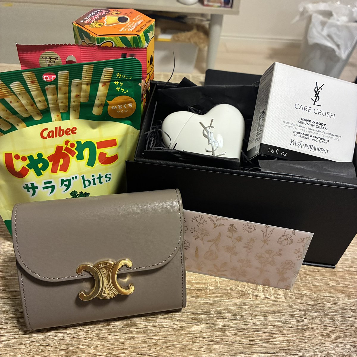 siojo1jun's tweet photo. 妹から誕プレ頂いた♡
私の大好きなじゃがりこまで嬉しすぎる！

#日常垢
#日常垢さんと繋がりたい
#カフェ垢
#惚気垢 https://t.co/75HtbWX3xk