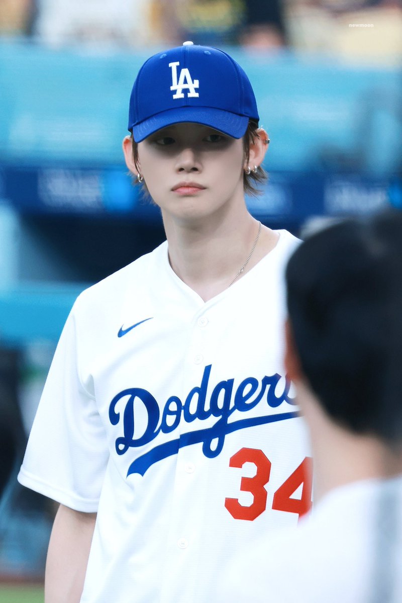 Mochiixxe's tweet photo. A legendary moment for Yeonjun at Dodger Stadium. Graceful, charismatic and full of star power, he stole the whole spotlight tonight.

YEONJUN DODGERS FIRST PITCH
#YEONJUNxDodgers https://t.co/et6vTwPKsH