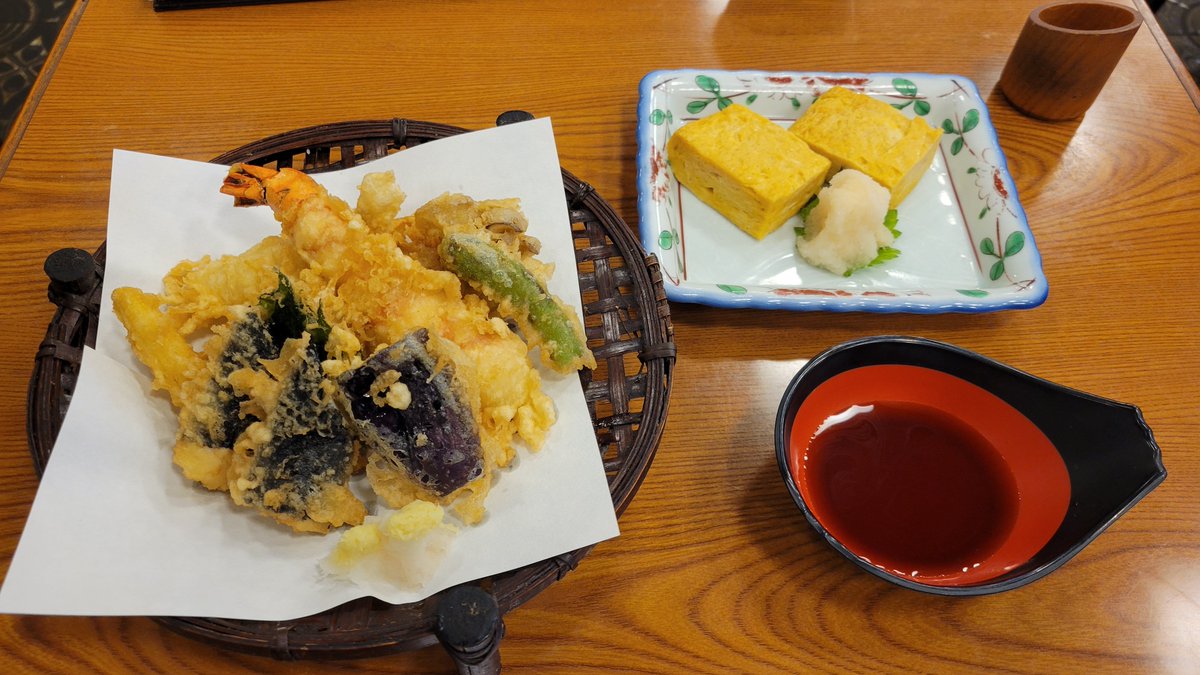Ogen3SUN's tweet photo. お昼ご飯💕😆お店の方によると2〜3週間前からオファーがあり当時は混んだ時間帯だったのと金髪だったので初めは分からなかったとの事。源さんはハンディカメラで撮影しながら飯尾さんと「天井高いなぁ😊」と話していて「ご馳走でした🙏」と丁寧にお礼を言って出られたそう😭💕
 #星野源
 #星野源_好き https://t.co/aCvSoYgBWW