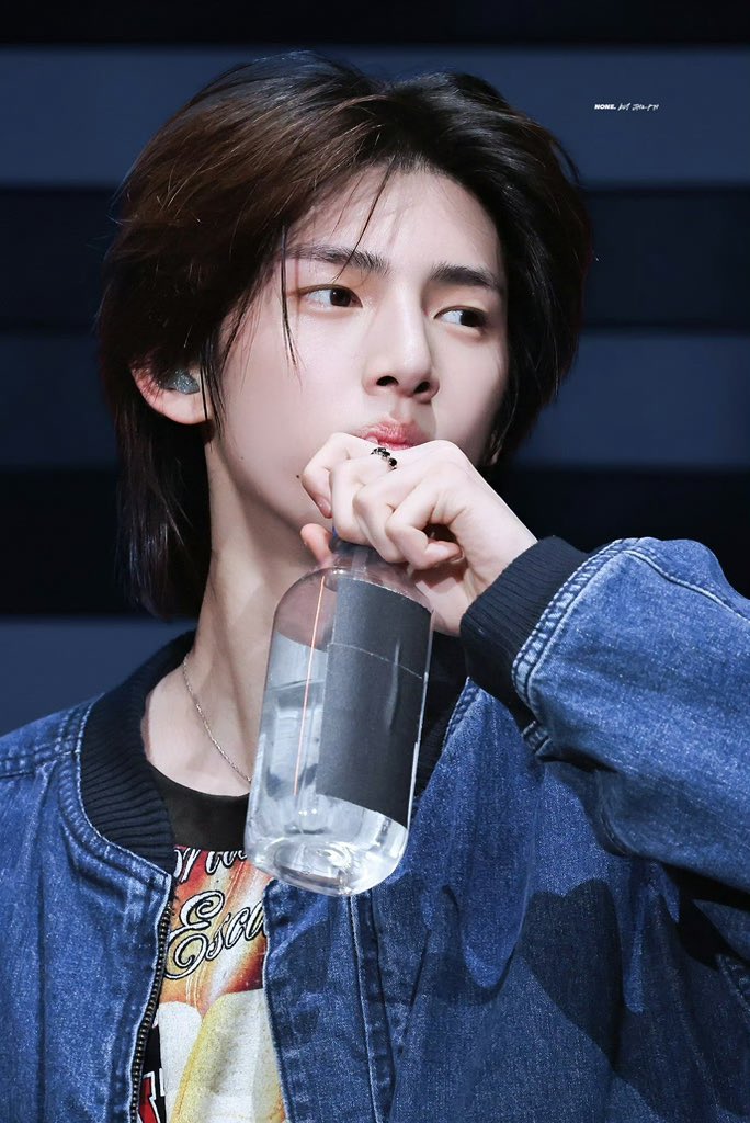 Jilthoon_o8's tweet photo. JUHOON’s improvement in interpreting song emotion helps him secure JJUPREMACY amid group routines, and delicate shifts in how he carries each lyric produce authentic JJUPHORIA we see from previous live streams.

JUHOON SETS THE PULSE

#JUHOONStageMaestro
#JUHOON #주훈 https://t.co/2utpgDw8zs