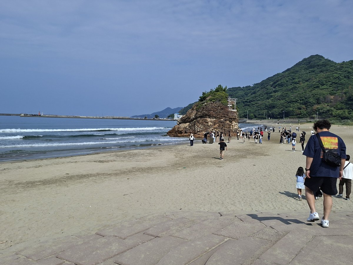 _1183's tweet photo. 出雲大社へ行く前に稲佐の浜へ🌊

岩の上に鳥居があってすごーーってなった☺️

波打ち際の砂を取ってジップロックにいれて
あとで出雲大社の素鵞社でお砂交換^^

⋆*

⋆* https://t.co/dVJvjnDMfk