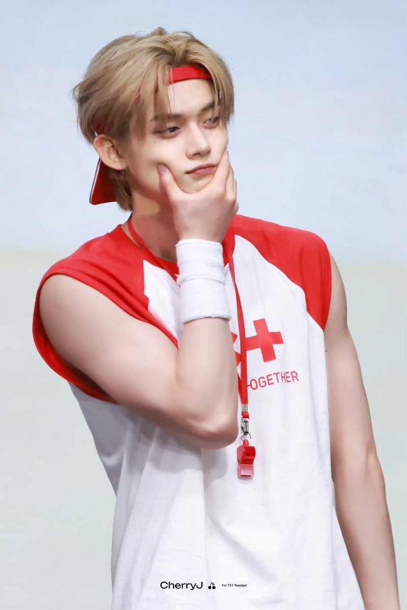 aria11252's tweet photo. No one balances stellar live vocals and polished pitching skills like Yeonjun did during the Dodgers’ Korean culture night event.

YEONJUN DODGERS FIRST PITCH
 #YEONJUNxDodgers https://t.co/m5ans23fw0
