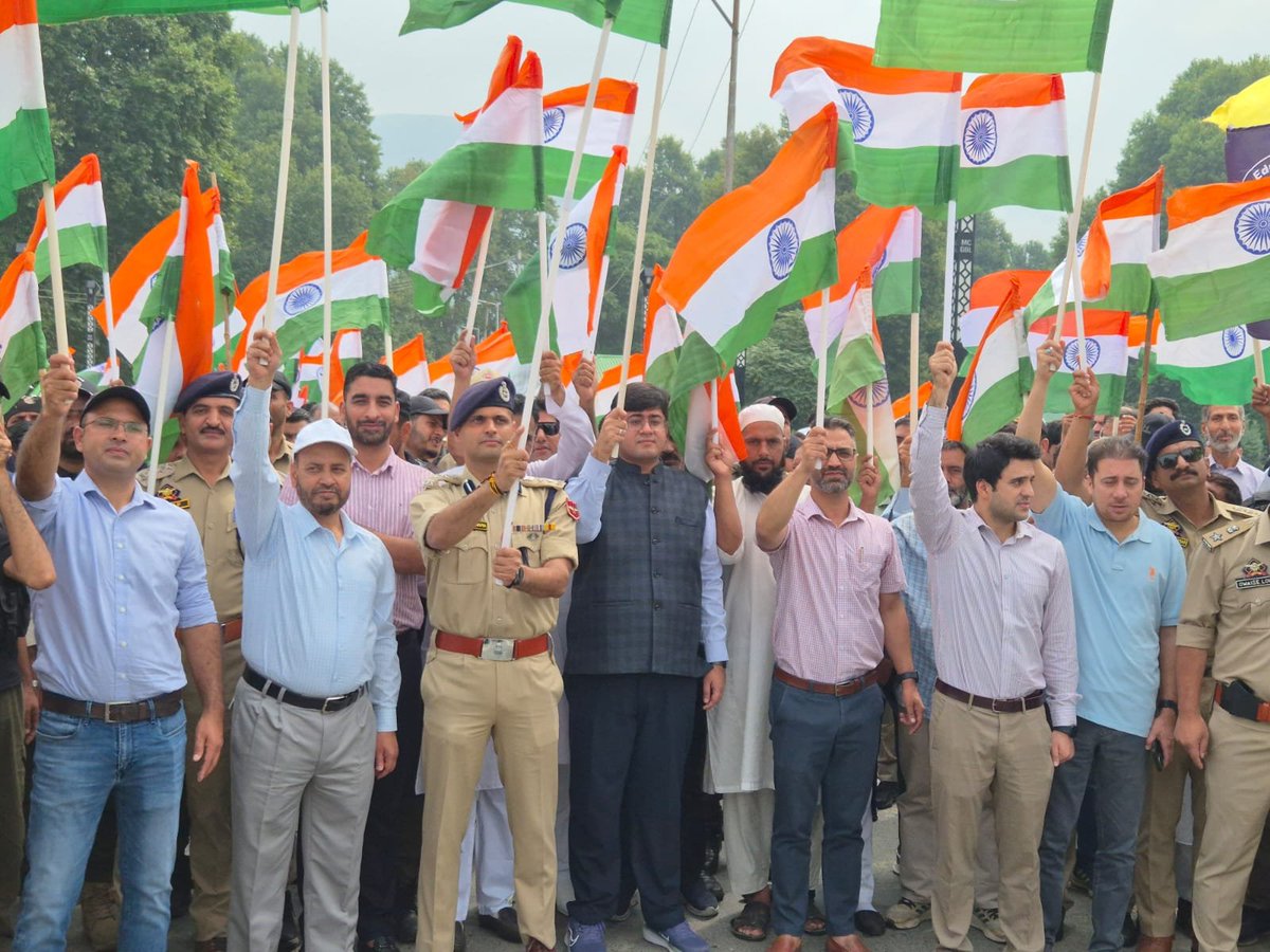 mcganderbal1's tweet photo. A Har Ghar Tiranga Selfie Campaign was conducted, in which citizens and ULB officials were encouraged to participate with Tirangas, particularly those prepared by SHGs using eco-friendly, sustainable, and locally sourced materials. 
#HarGharSwachhata #HarGharTiranga https://t.co/NRNf0qOVOQ