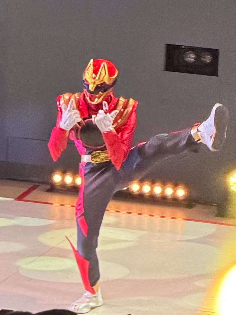 warabi_02003's tweet photo. 画質終わってるんだけど、撮影タイム始まってダンスの準備運動してる🐺居て大泣き、脚上げに気合い入ってるね……まぁゼッツさん蹴っちゃうんですけど https://t.co/2IxOqamAEh