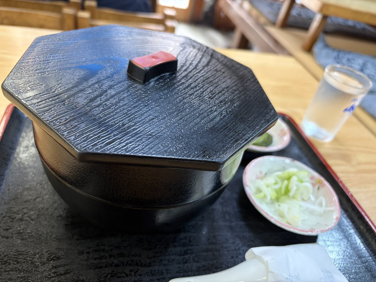 twit_chu's tweet photo. 近所の蕎麦屋に初突撃。店内は濃厚な昭和感。そして出てきた器は初めて見るタイプ…！ https://t.co/GVxITHzf2C