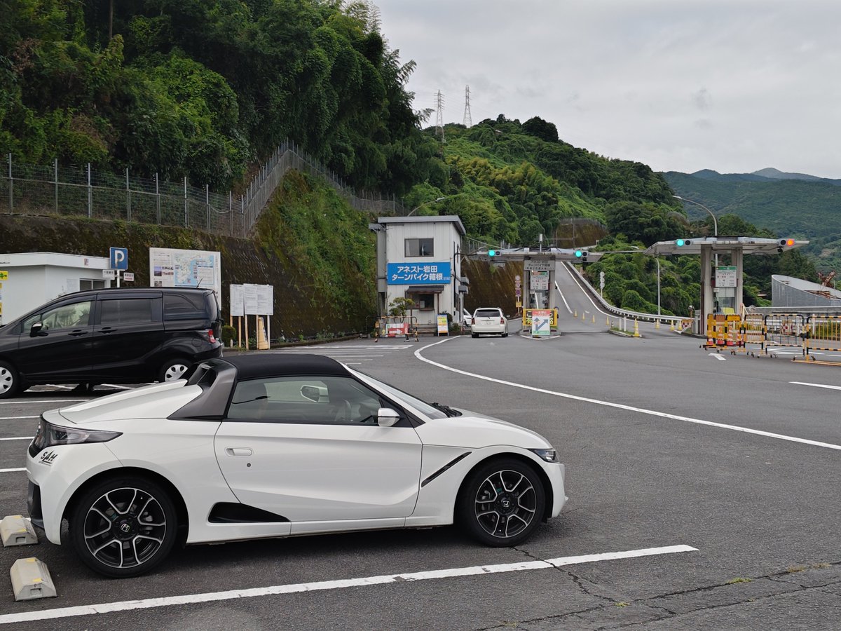 XKART_20140712's tweet photo. 長男が「ターンパイク行ってみたい」と言うので人生初のターンパイクです。どうやらゲームでターンパイクを走った事があるらしく、ところどころで「おぉ！ここか！」「見覚えあるわー！」などと言ってました（笑）
私の感想は「軽自動車だとパワー的にキツイ……」です。 https://t.co/oP0O6IGSF9