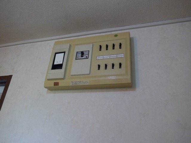 matsumotodenko's tweet photo. 雷が鳴り、大雨や台風が近づくと、
心配になるのが停電や漏電。
「ブレーカーを上げても電気が
つかない...」となる前に、分電盤を一度見てみませんか？

いざという時慌てないためには、
日頃からの点検が大切です。

分電盤が古くて不安、という時は
無理をせず、お近くの街の電気屋さんへ https://t.co/9RvGSZqQd4