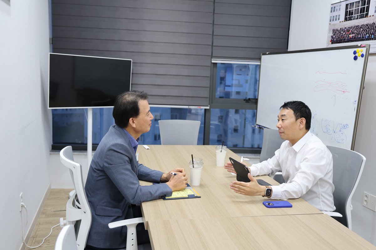fopeopler's tweet photo. [김용민 의원실]

명품도시 남양주, 더 빠른 남양주를 위한  단합.

어제 덕소역 공공주택 공급계획이 발표되자마자 바로 최현덕 남양주 시장을 만나 후속조치를 논의하였습니다.

부동산 시장 안정을 위한 정부의 이번 조치에 대해 다시 한번 환영합니다.

그리고 그에 따른 교통대책과 일자리 대책 등 부수적으로 반드시 선행되거나 후속적으로 취해야 하는 조치들에 대해 정부관계 부처 및 남양주시와 긴밀하게 협의하여 잘 ���비해 가도록 하겠습니다.