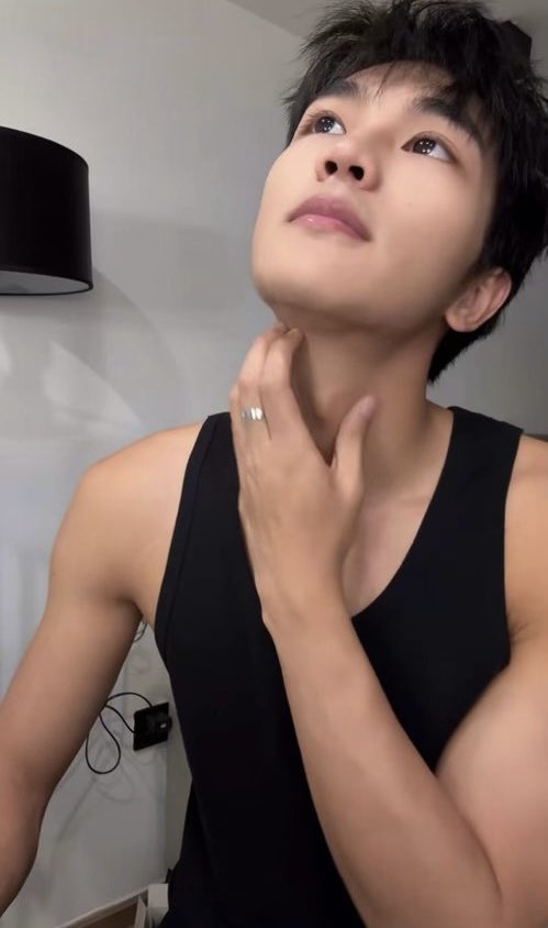 bear4whale's tweet photo. gosh look at him https://t.co/06UfWKMllO
