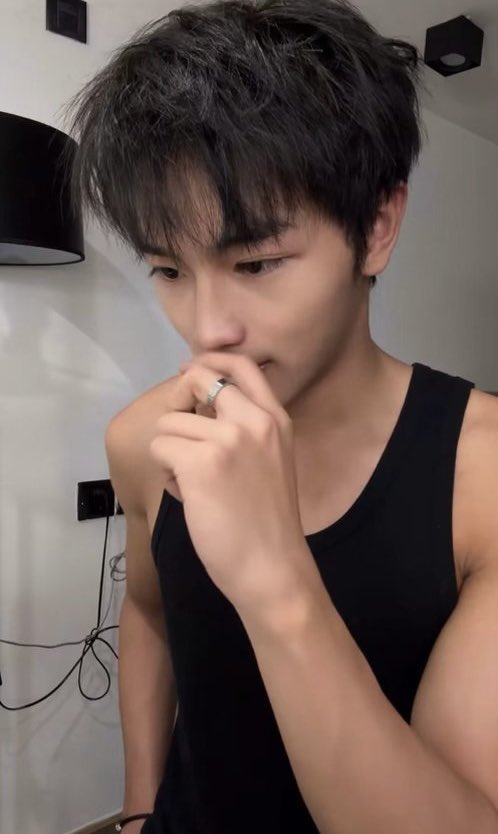 bear4whale's tweet photo. gosh look at him https://t.co/06UfWKMllO