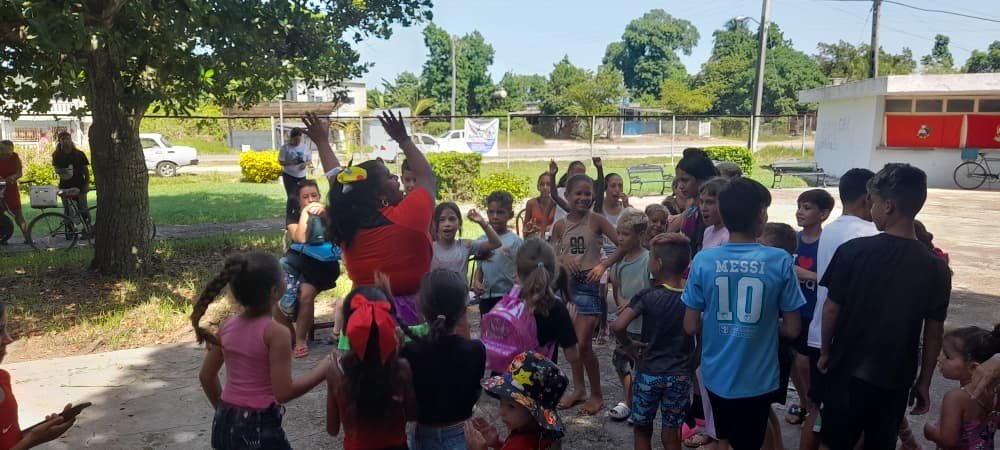 UJC_CfgosProv's tweet photo. Activación de la Red Juvenil Comunitaria #PerlaSureña en Venta del Río junto al proyecto Cuba Viva. 

#100AñosConFidel #UJC_PROVCFGOS #UJC_Cienfuegos https://t.co/iSrO5gcaSd